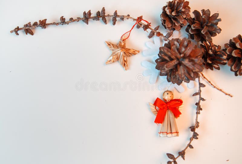 Verfraaide Kerstmis op witte achtergrond royalty-vrije stock afbeelding Verfraaide Kerstmis op witte achtergrond royalty-vrije stock afbeelding