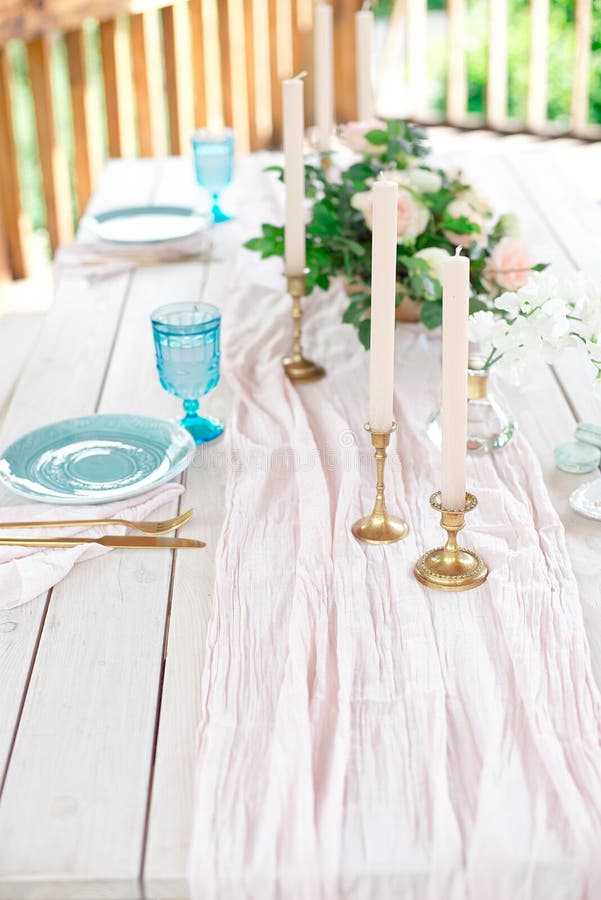 Verfraaide lijst voor diner voor tweepersoons, met platenmes, vork, kaas, wijn, wijnglazen en bloemen in een kopervaas royalty-vrije stock afbeelding Verfraaide lijst voor diner voor tweepersoons, met platenmes, vork, kaas, wijn, wijnglazen en bloemen in een kopervaas royalty-vrije stock afbeelding