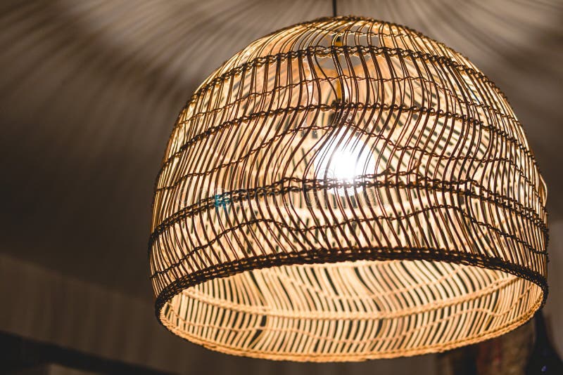 Verfraaiend hangende lantaarnlampen in houten die rijs van bamboe wordt gemaakt royalty-vrije stock fotografie Verfraaiend hangende lantaarnlampen in houten die rijs van bamboe wordt gemaakt royalty-vrije stock fotografie