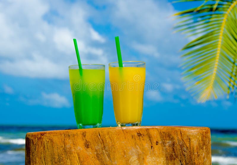 Verfrissende Cocktail bij strand in Belize - recreatie in tropische bestemming voor vakantie - paradijskust stock foto's Verfrissende Cocktail bij strand in Belize - recreatie in tropische bestemming voor vakantie - paradijskust stock foto's