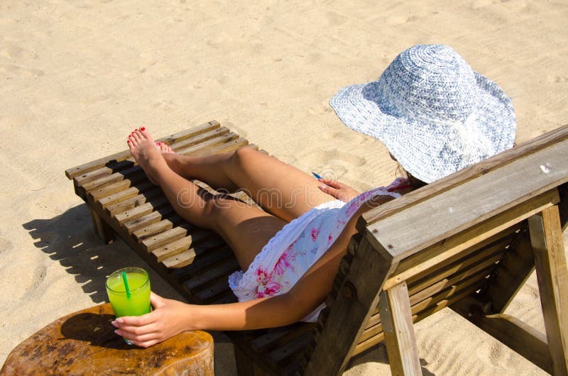 Verfrissende Cocktail bij strand in Belize - recreatie in tropische bestemming voor vakantie - paradijskust royalty-vrije stock foto Verfrissende Cocktail bij strand in Belize - recreatie in tropische bestemming voor vakantie - paradijskust royalty-vrije stock foto