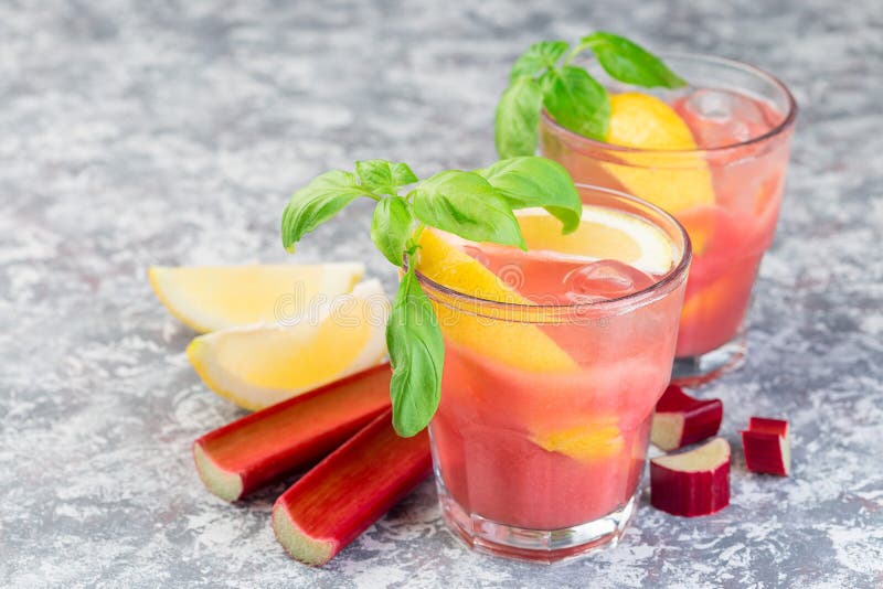 Verfrissende limonade met rabarber, citroen, sodawater en basilicum in een glas, horizontaal, exemplaarruimte royalty-vrije stock foto's Verfrissende limonade met rabarber, citroen, sodawater en basilicum in een glas, horizontaal, exemplaarruimte royalty-vrije stock foto's