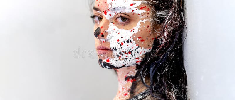 Verführerisches Porträt einer sexy jungen, stolzen und streng aussehenden Brunette-Frau Punkte von weiß schwarz und rot Farbe lizenzfreie stockbilder