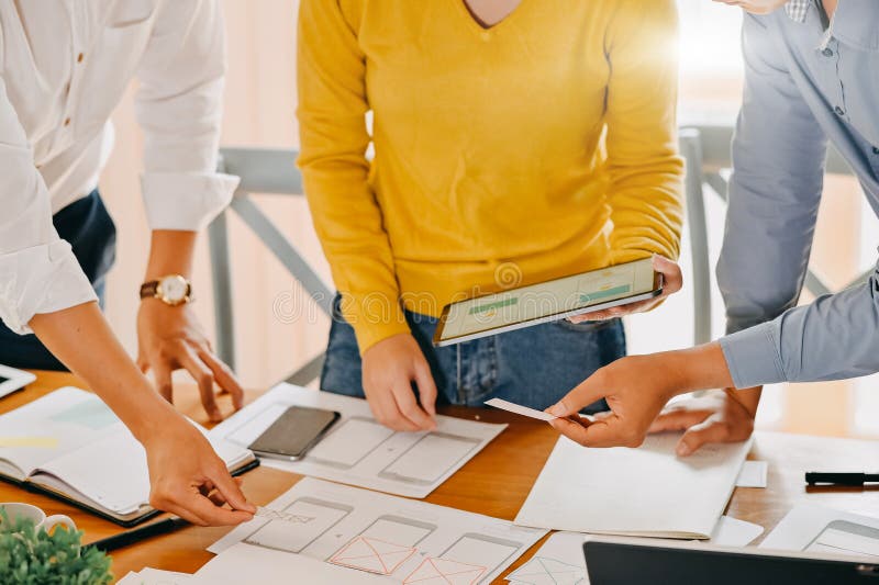 Vergadering van de toepassing van UX UI van het software-ontwikkelingontwerp met document en tablet, Close-upschot stock foto's Vergadering van de toepassing van UX UI van het software-ontwikkelingontwerp met document en tablet, Close-upschot stock foto's