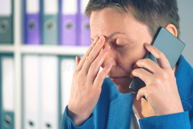 Vergeetachtige onderneemster tijdens mobiel telefoongesprek stock foto's Vergeetachtige onderneemster tijdens mobiel telefoongesprek stock foto's