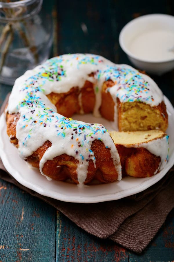 Geglazuurde paasstol op een houten tafel stock foto's