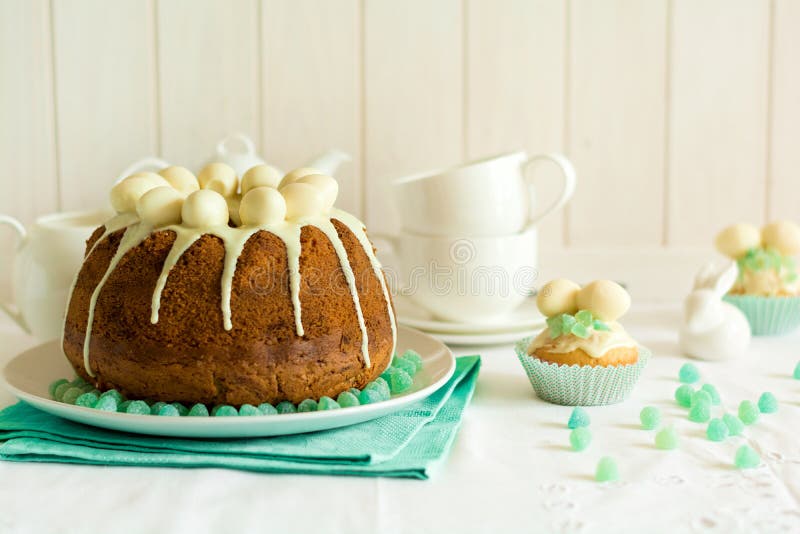 Geglazuurde paasstol gedecoreerd met snoepjes-eieren royalty-vrije stock afbeeldingen