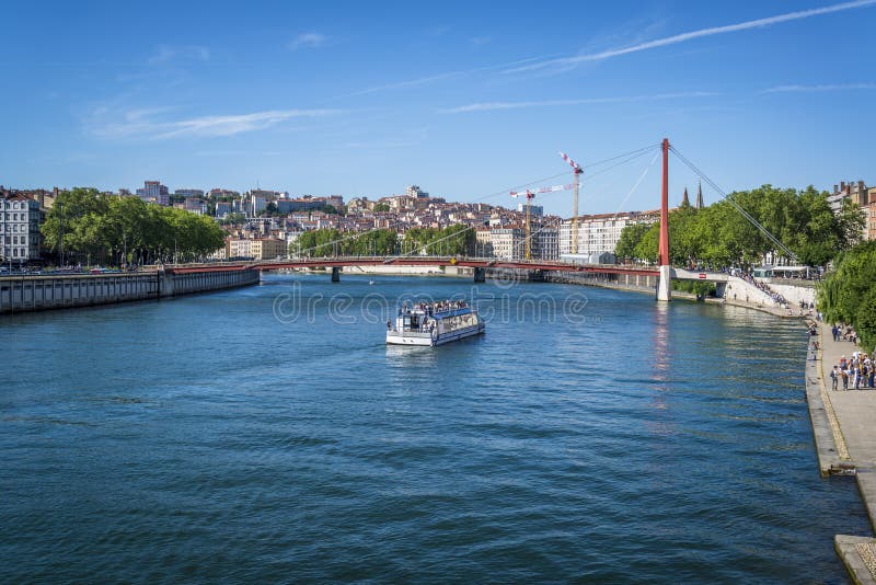 Vergnügungsdampfer auf dem Fluss Saone, Lyon, Frankreich lizenzfreies stockbild Vergnügungsdampfer auf dem Fluss Saone, Lyon, Frankreich lizenzfreies stockbild