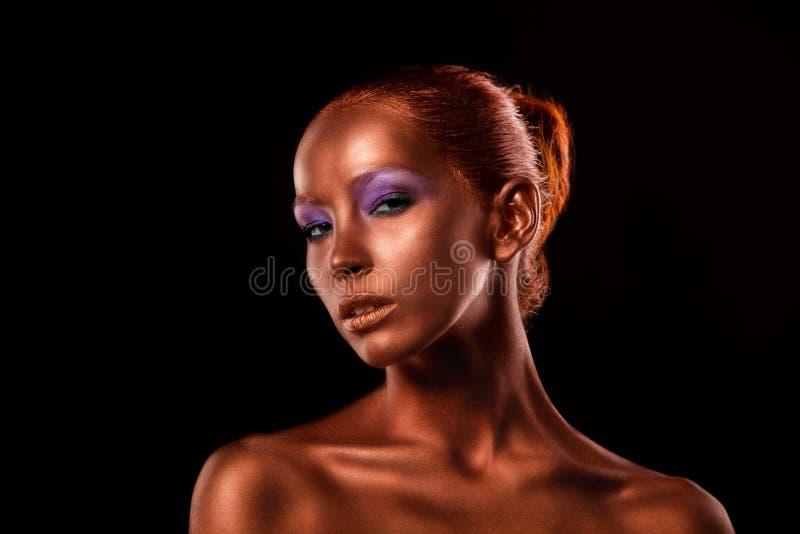 vergoldung Das Gesichts-Nahaufnahme der goldenen Frau Futuristisches vergoldetes Make-up Gemalte Hautbronze stockbilder vergoldung Das Gesichts-Nahaufnahme der goldenen Frau Futuristisches vergoldetes Make-up Gemalte Hautbronze stockbilder