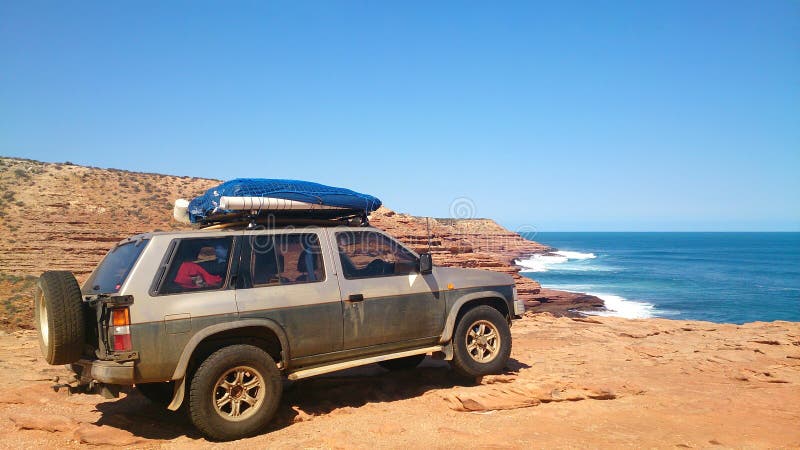 Verhicle fora de estrada em uma praia só do costline fotografia de stock Verhicle fora de estrada em uma praia só do costline fotografia de stock