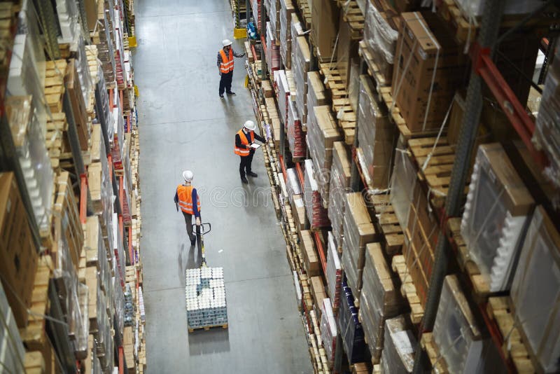 Verhuizers en Laders die in Pakhuis werken royalty-vrije stock afbeeldingen Verhuizers en Laders die in Pakhuis werken royalty-vrije stock afbeeldingen