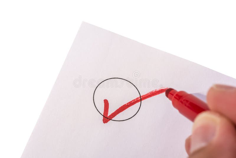 Verificando um c?rculo em um peda?o de papel isolado foto de stock Verificando um c?rculo em um peda?o de papel isolado foto de stock
