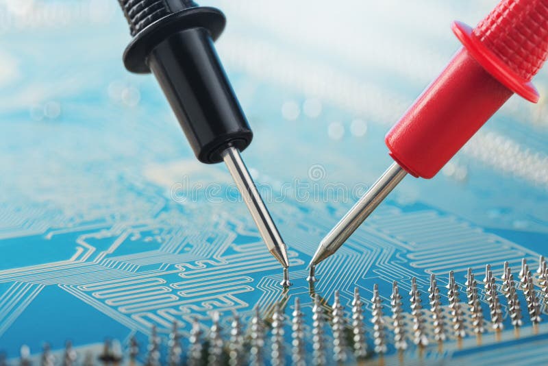 Verificação pelo multímetro, placa de circuito eletrônico do dispositivo digital com componentes Pesquisa de defeitos no disposit foto de stock Verificação pelo multímetro, placa de circuito eletrônico do dispositivo digital com componentes Pesquisa de defeitos no disposit foto de stock
