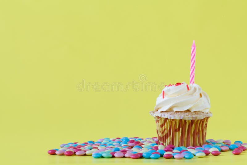 Verjaardag cupcake met één kaars