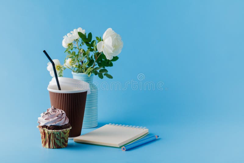 Verjaardag cupcake op blauwe achtergrond
