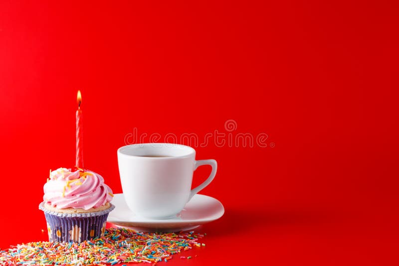 Verjaardag cupcake op brigth rode achtergrond