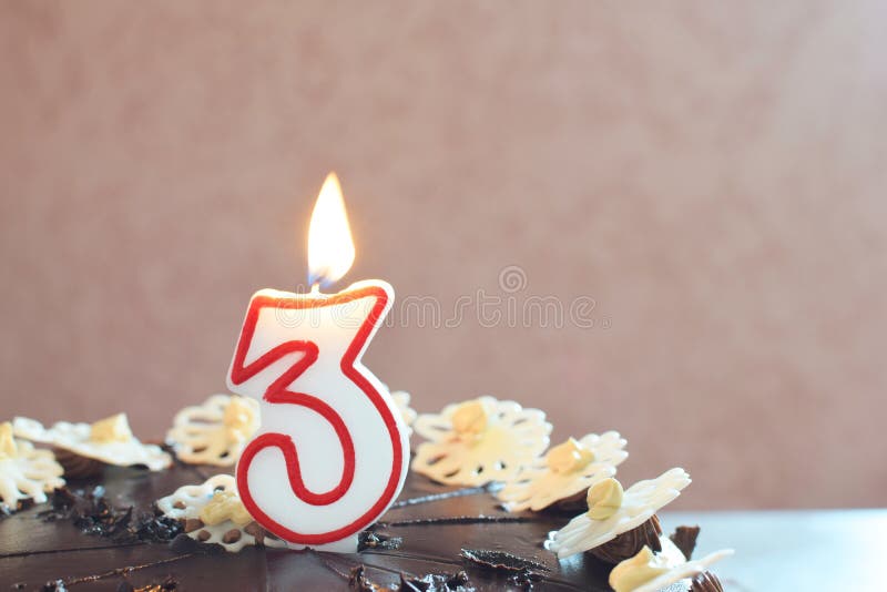 Verjaardagscake nummer drie stock afbeeldingen Verjaardagscake nummer drie stock afbeeldingen