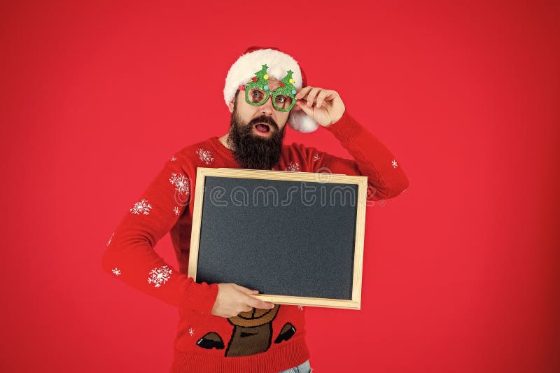 Verkauf von Ferien. Werbung für Winterverkäufe. Weihnachtsfeiertag und Shopping. Anzeige des Weihnachtsmanns. Neujahrsmensch lizenzfreies stockfoto