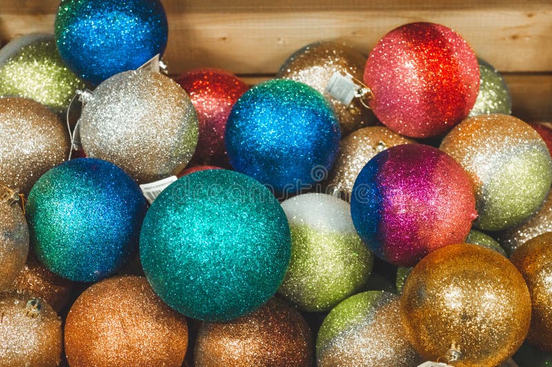 Verkauf von Weihnachtsspielwaren im Supermarkt Bälle von verschiedenen Farben für den Weihnachtsbaum auf den Supermarktregalen stockbild Verkauf von Weihnachtsspielwaren im Supermarkt Bälle von verschiedenen Farben für den Weihnachtsbaum auf den Supermarktregalen stockbild