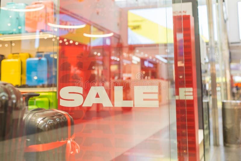 Verkauf von weißem Wort auf rosa Fabrik im Hintergrund des Schaufensters. Sonderangebot Großhandelskonzept. Rabatte beim Einkauf stockfoto