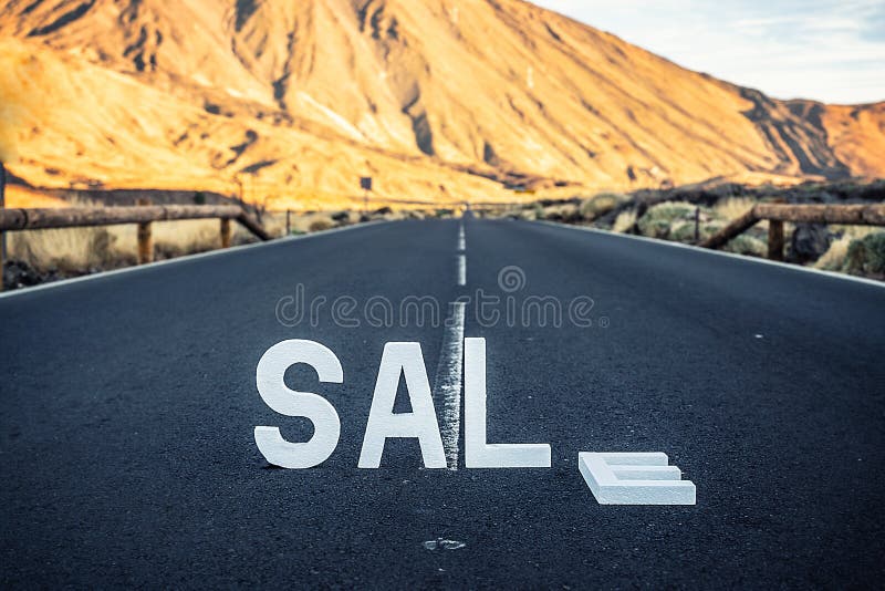 Verkauf von weißen Briefen auf der asphaltierten Straße in der Nähe von teide vulkano blauen Himmel sonniges Licht. lizenzfreie stockfotos