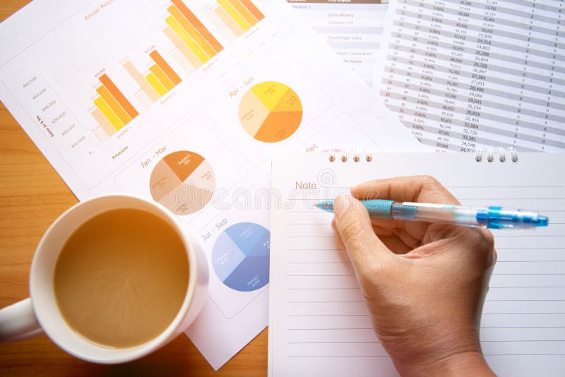 Verkaufsleiter, die modernes Studio bearbeiten Frau, die Handmarktbericht-Diagramme zeigt Marketing-Abteilung, die neue Strategie lizenzfreies stockfoto Verkaufsleiter, die modernes Studio bearbeiten Frau, die Handmarktbericht-Diagramme zeigt Marketing-Abteilung, die neue Strategie lizenzfreies stockfoto