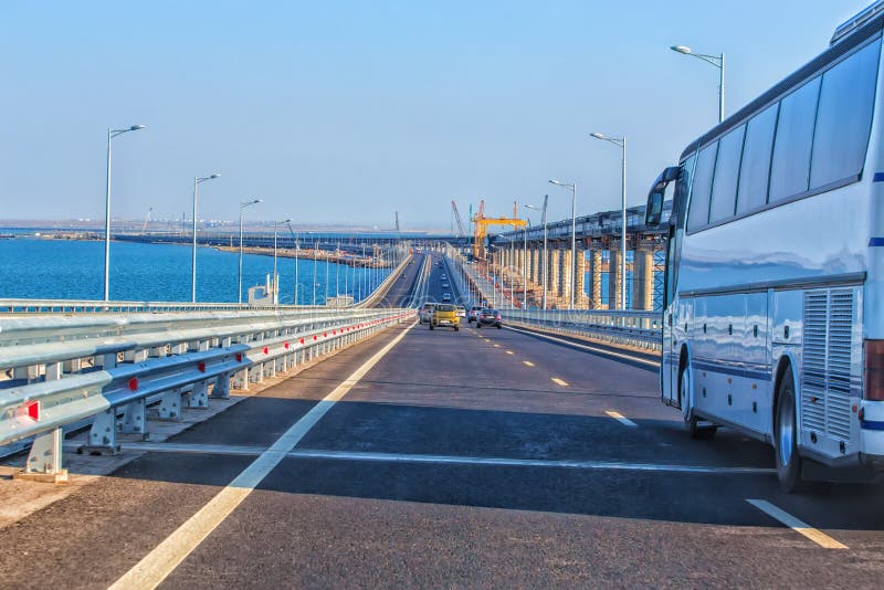 Verkeer op de Krimbrug stock afbeeldingen