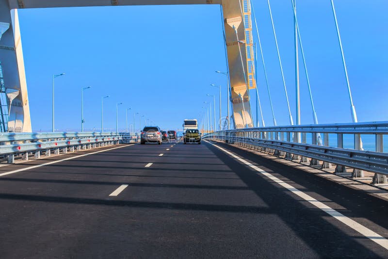 Verkeer op de Krimbrug royalty-vrije stock afbeelding