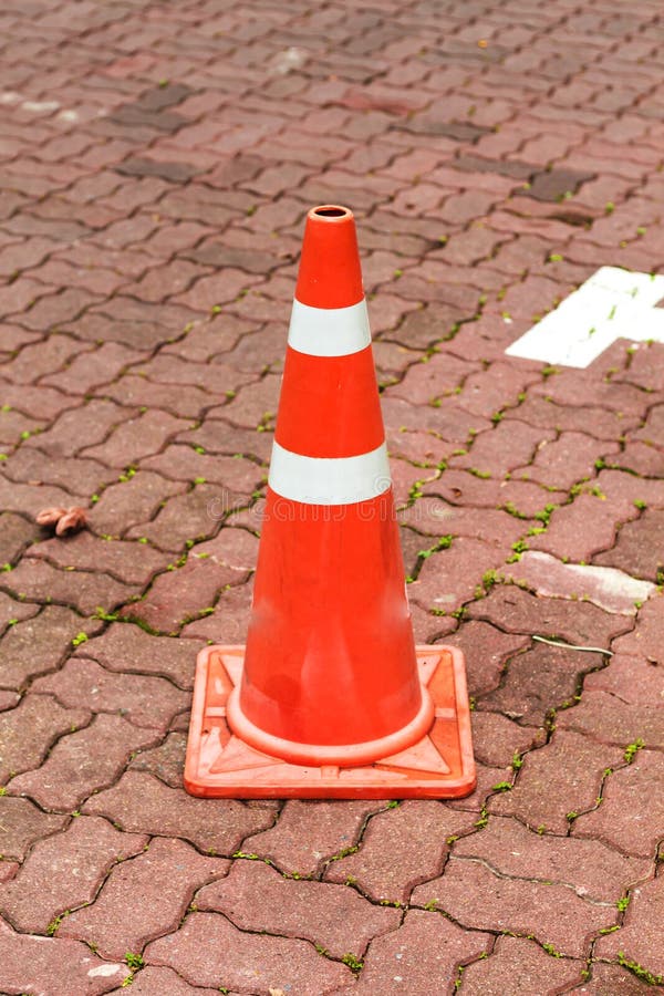Verkeerskegel, met witte en oranje strepen stock afbeeldingen Verkeerskegel, met witte en oranje strepen stock afbeeldingen