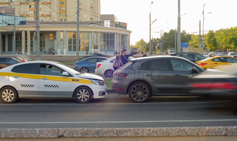 Verkeersongeval die taxi en auto op de weg impliceren royalty-vrije stock afbeeldingen Verkeersongeval die taxi en auto op de weg impliceren royalty-vrije stock afbeeldingen
