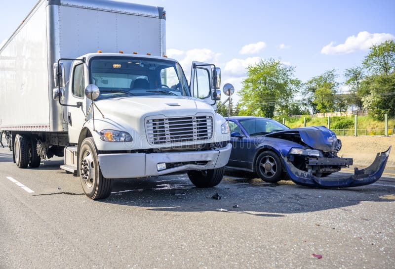 Verkeersongeval met schade aan voertuigen als gevolg van een botsing tussen een oplegger en een aanhangwagen Verkeersongeval met schade aan voertuigen als gevolg van een botsing tussen een oplegger en een aanhangwagen