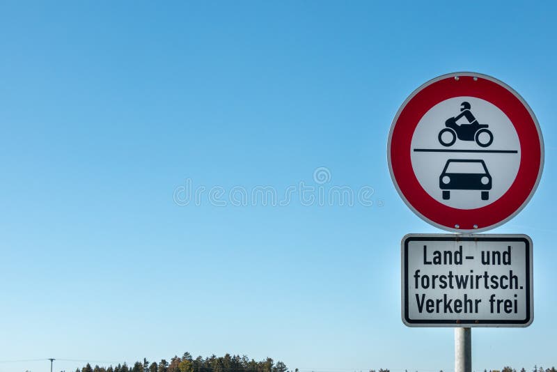 Verkeersteken die landbouw en bosbouwvoertuigen om toestaan door te drijven stock afbeeldingen Verkeersteken die landbouw en bosbouwvoertuigen om toestaan door te drijven stock afbeeldingen