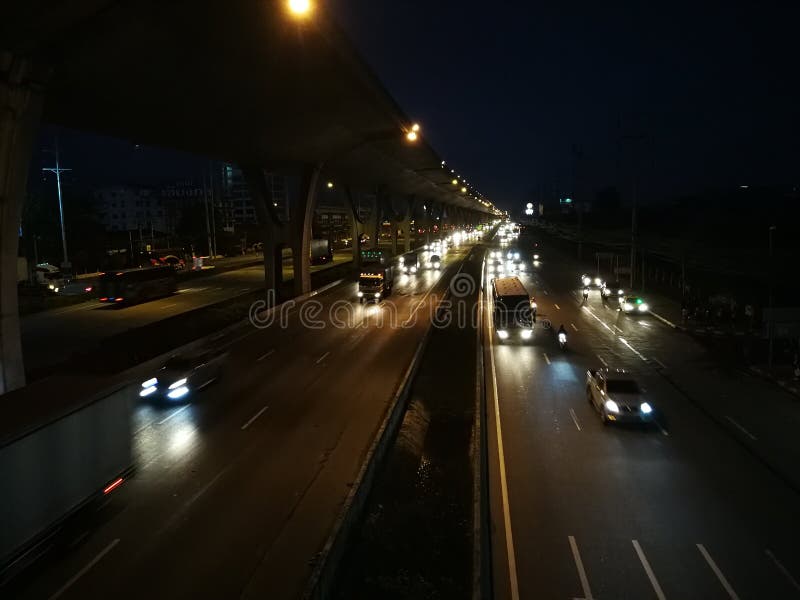 Verkehrsbedingungen in der Nähe von Morgengrauen, Bangna Road, Bangkok lizenzfreie stockbilder Verkehrsbedingungen in der Nähe von Morgengrauen, Bangna Road, Bangkok lizenzfreie stockbilder
