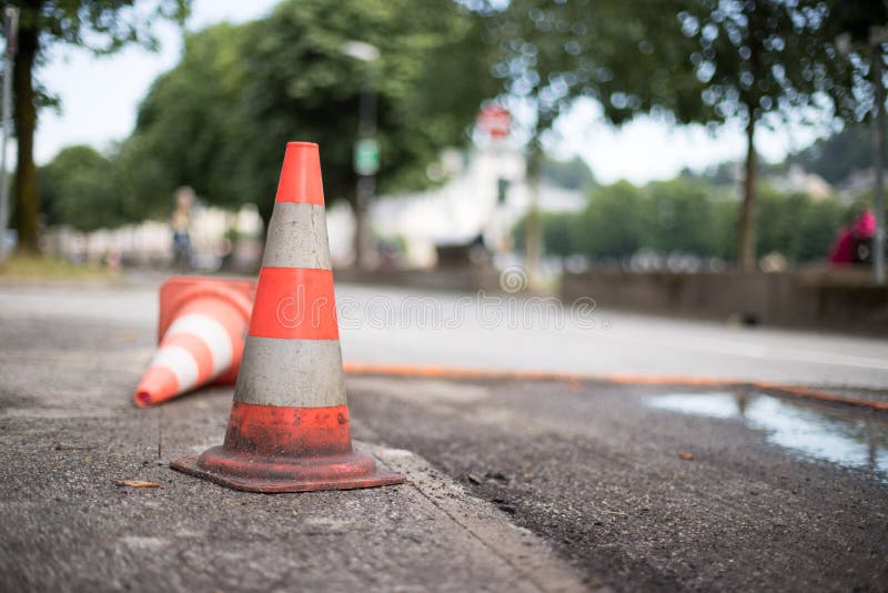 Verkehrskegel, Straßenarbeiten in der Stadt, unscharf lizenzfreies stockbild Verkehrskegel, Straßenarbeiten in der Stadt, unscharf lizenzfreies stockbild
