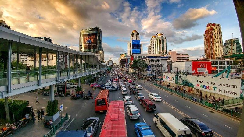 Verkehrsreiche Straßen von Bangkok stockbilder Verkehrsreiche Straßen von Bangkok stockbilder