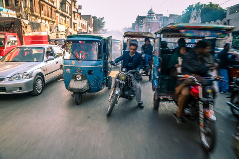 Verkehrsreiche Straßen von Lahore lizenzfreie stockfotografie Verkehrsreiche Straßen von Lahore lizenzfreie stockfotografie