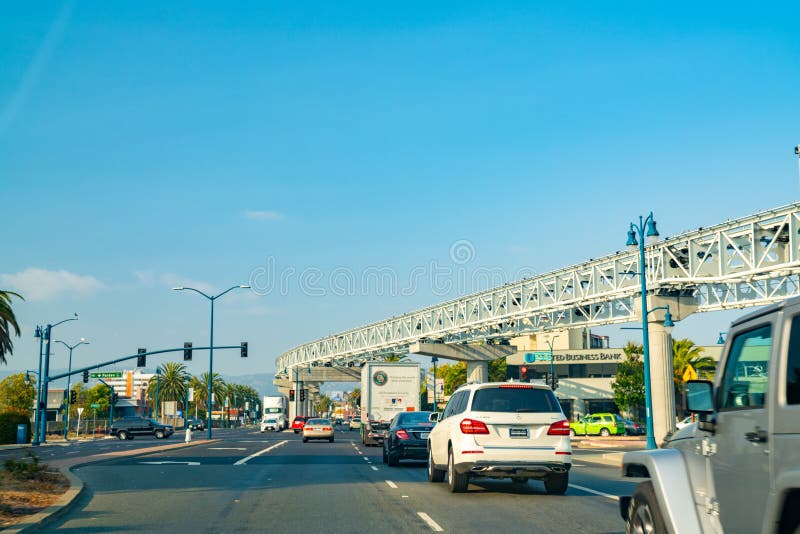 Verkehrsreiche Straßen von San Francisco mit starkem Verkehr, Drahtseilbahnen und golden gate bridge stockbild Verkehrsreiche Straßen von San Francisco mit starkem Verkehr, Drahtseilbahnen und golden gate bridge stockbild