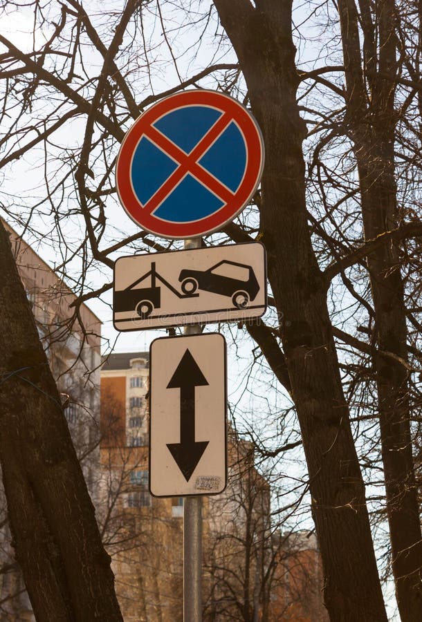 VerkehrsVerkehrsschild Parkverbot mit Richtung des Zeichens Evakuierung auf Abschleppwagen lizenzfreies stockbild VerkehrsVerkehrsschild Parkverbot mit Richtung des Zeichens Evakuierung auf Abschleppwagen lizenzfreies stockbild