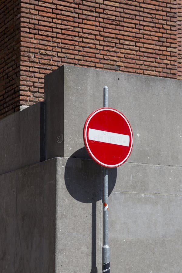Verkehrszeichen Eingang verboten vor dem hintergrund einer Betonmauer lizenzfreies stockbild Verkehrszeichen Eingang verboten vor dem hintergrund einer Betonmauer lizenzfreies stockbild