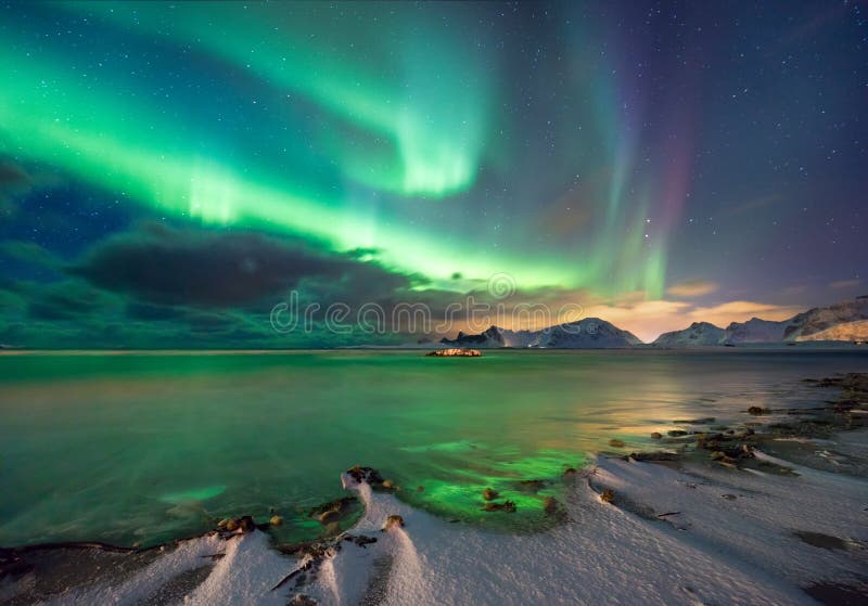 Verklig magi av nordliga ljus - norsk fjord med snö och berg