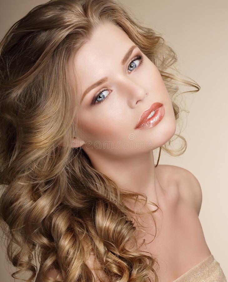 verkollkommnung Herrliche Frau mit krauser Ashen Healthy Hair stockfotografie verkollkommnung Herrliche Frau mit krauser Ashen Healthy Hair stockfotografie