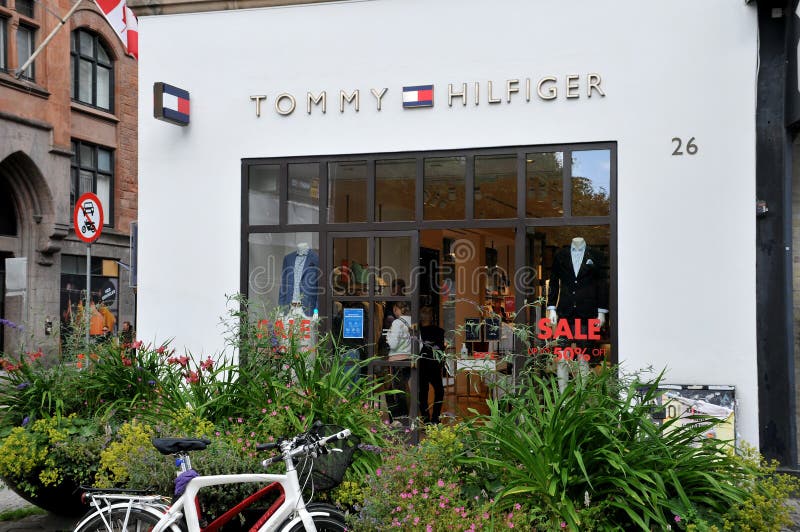TOMMY HILFIGER-AANPLAKBORD in KOPENHAGEN Redactionele Stock Afbeelding -  Image of nieuws, manier: 128933529