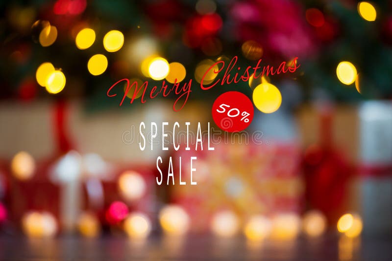 Verkoop op Kerstmis en Nieuwjaarvakantie Vage Feestelijke decoratie met informatieve inschrijving van 50 percentenkorting stock foto Verkoop op Kerstmis en Nieuwjaarvakantie Vage Feestelijke decoratie met informatieve inschrijving van 50 percentenkorting stock foto