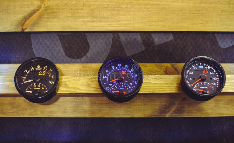 Verkoop van moderne en klassieke motorfiets en autosnelheidsmeters, dashboard stock afbeelding Verkoop van moderne en klassieke motorfiets en autosnelheidsmeters, dashboard stock afbeelding