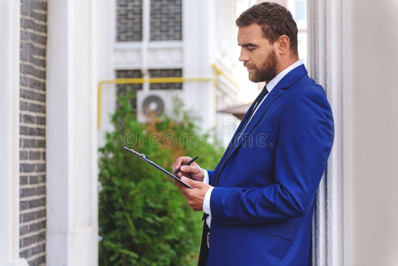Verkoper die zich met een tablet bevinden royalty-vrije stock foto's Verkoper die zich met een tablet bevinden royalty-vrije stock foto's