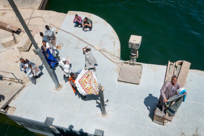 Verkopers van tafelkleden die toeristen een cruise op de Nijl aanbieden Egypte April 2019 stock foto Verkopers van tafelkleden die toeristen een cruise op de Nijl aanbieden Egypte April 2019 stock foto