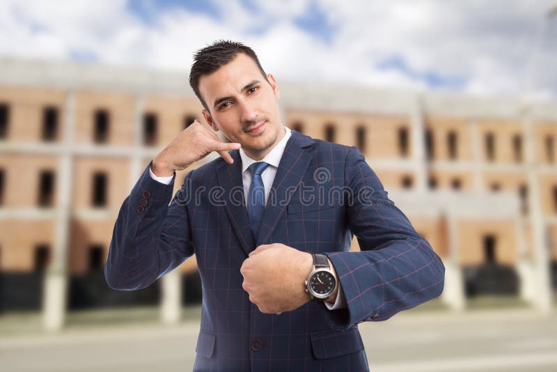 Verkäufe bemannen, oder die Grundstücksmaklerherstellung ruft mich an, den Sie späte Geste sind stockbild Verkäufe bemannen, oder die Grundstücksmaklerherstellung ruft mich an, den Sie späte Geste sind stockbild