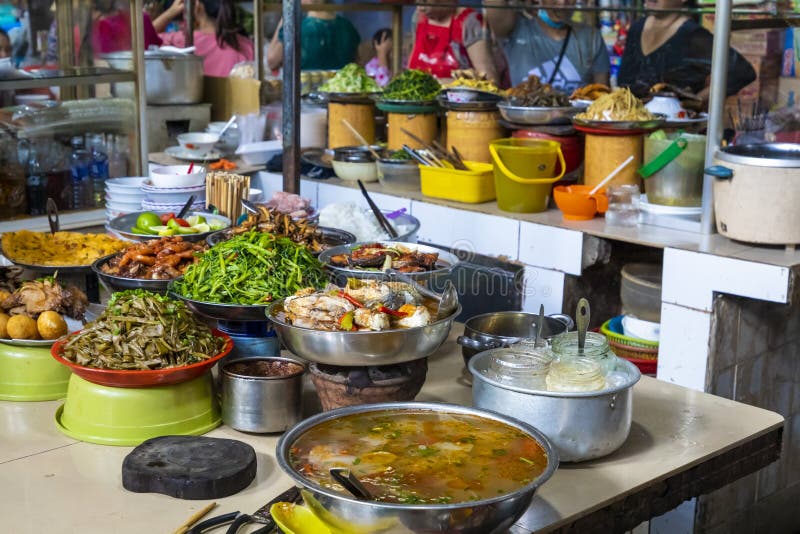 Verkäufer auf dem lokalen Markt in Vietnam Traditioneller Lebensmittelmarkt lizenzfreie stockbilder Verkäufer auf dem lokalen Markt in Vietnam Traditioneller Lebensmittelmarkt lizenzfreie stockbilder