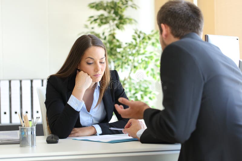 Verkäufer, der versucht, zu einem gebohrten Kunden zu überzeugen lizenzfreies stockbild Verkäufer, der versucht, zu einem gebohrten Kunden zu überzeugen lizenzfreies stockbild