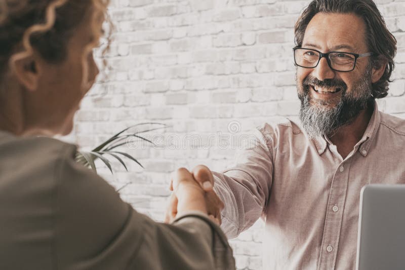 Verkäufer und Käufer, die Händen halten, um eine Vereinbarung zu unterzeichnen. Vertrauensperson stockfotos